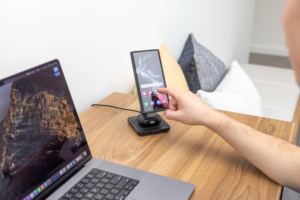 QuadLock dual desktop wireless charger – Image 3